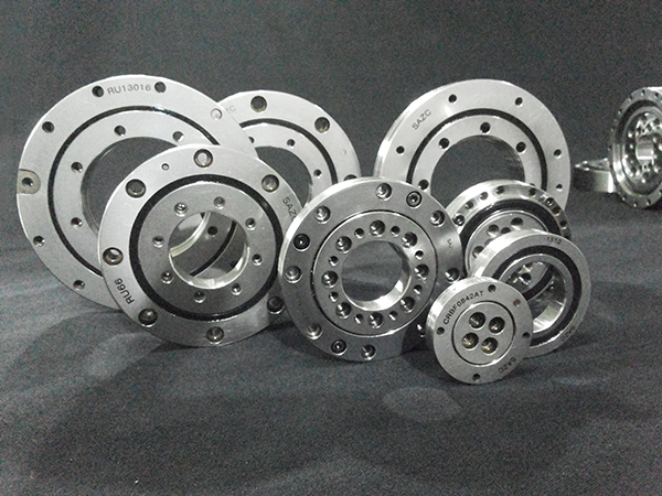 交叉滾子軸承和轉臺軸承的區別有哪些?詳解兩者優勢 交叉滾子軸承和轉臺軸承的區別有哪些?詳解兩者優勢